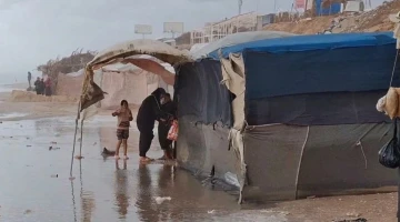 مطر يغرق الخيام في غزة