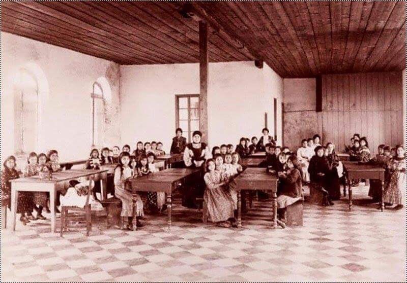مدرسة بالقدس 1910.jpg