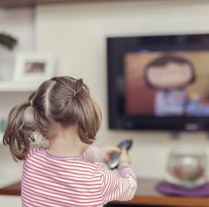 فوائد مشاهدة التلفاز للأطفال
