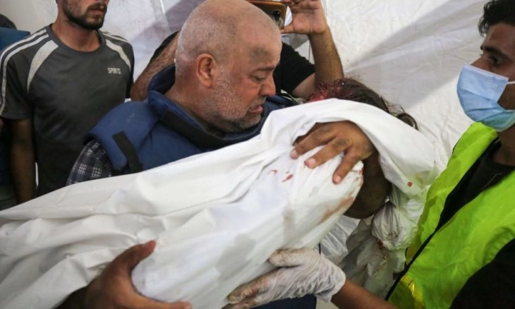 وائل الدحدوح يحمل ابنته الشهيدة.jpg
