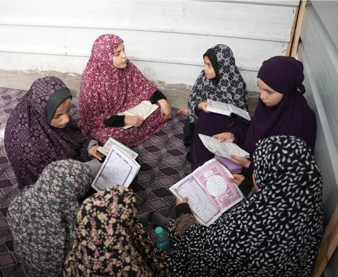 حلقات تحفيظ القرآن في مخيمات النزوح في غزة.jpg