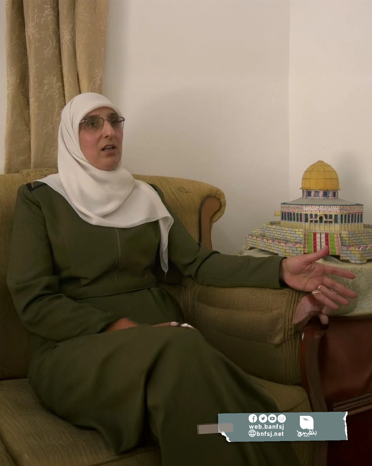 انصتار عواودة مع أمها.jpg